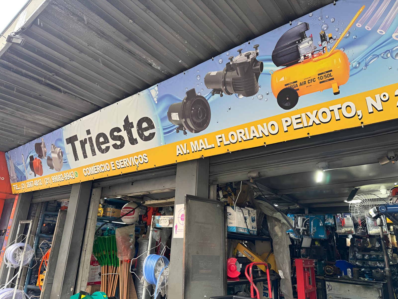 Fachada e Equipe da Trieste Comércio e Serviços em Nova Iguaçu